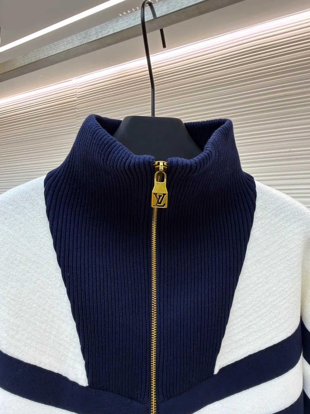 LOUISVUITTON line and color embroidered jacket ●Original version: 21300 purchased and developed ●Item number: 1680860-B75 ●Fabric: combed cotton fabric ●Technology: embroidery production ●Version: Fitted version ●Weight: about 965 grams ●Size: S-M-L-XL ●Description: The yarn is made of [2/40 count 100% combed cotton], It is made of [14-needle computer woven piece], the whole piece is solid sesame base, [about 160 minutes], the blue and white strips are [hair hanging method], and the weaving time is longer [about 70 minutes]; when sewing, the hem ribs and cuff ribs need to be [stitched in double layers], the collar bone is wrapped so that it does not show up, [the collar needs to be sewn twice], the bottom bone and the shirt body bone are not in the same line When sewing the sleeves, you need to sew in a circle, which takes a long time to sew. After embroidering, you need to carve the blue and white strips of tape and the zipper. When flat sewing, you need to pay special attention to the straight position of the straps, which can easily become skewed. The zipper is [inside the rib position], and the collar is very high. It is difficult to sew the zipper. The entire production process requires too many steps, and the wool is white, so it is very easy to get dirty, which increases the finishing time and the defective rate. The overall wiring is straight and delicate, the fabric is comfortable and soft, and the color is consistent without color difference. It can be matched with the same style to create a fashionable look and control various occasions. Customized accessories, complete with three standards, same style for men and women!